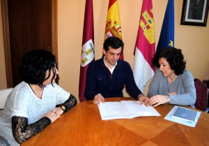 Un momento de la reunión de Javier Cuenca con representantes de Lassus. Fotografía: Paola Zafrilla