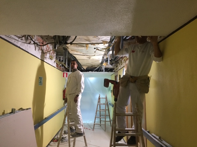 Imagen de los operarios trabajando para cubrir el techo.