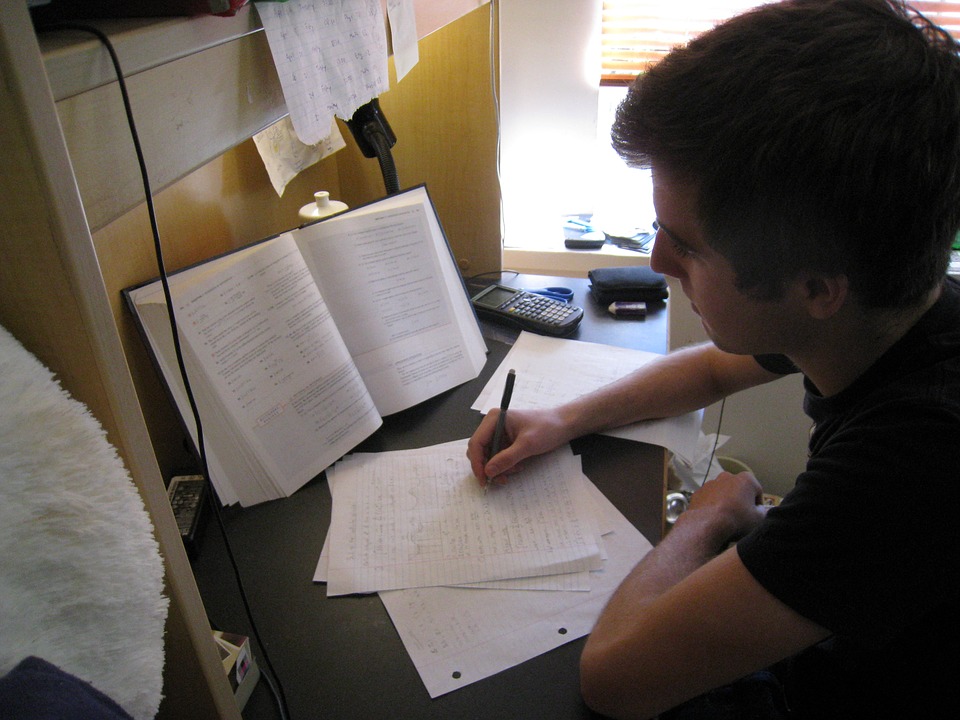 Imagen de archivo de un joven preparando una oposición.