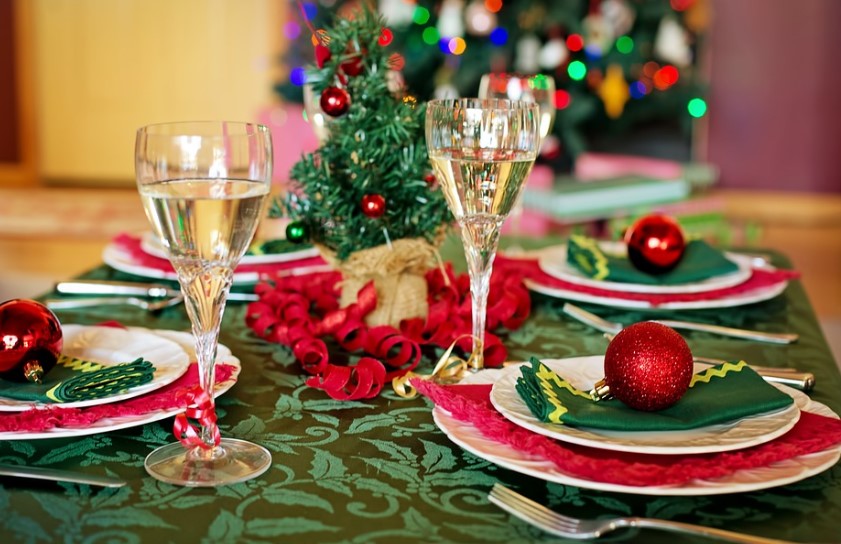Imagen de una mesa adornada para Navidad, el escenario de los atracones durante estos días.