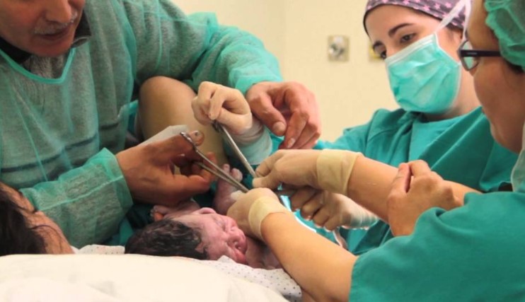 El Hospital Mancha Centro ha implantado el contacto inmediato piel con piel tras las cesáreas