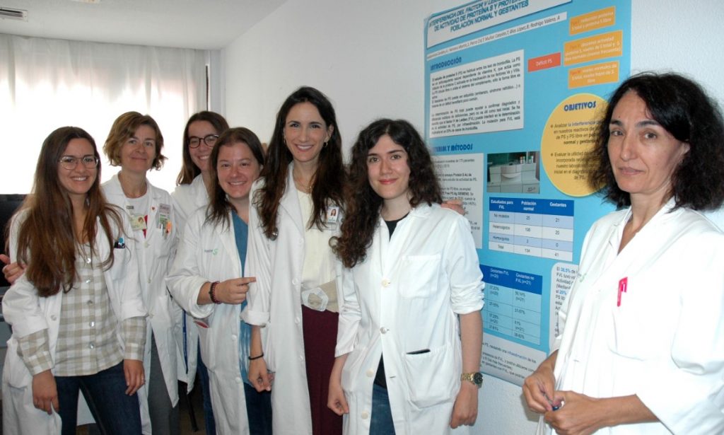 Imagen de las residentes del Hospital de Guadalajara premiadas por la Sociedad-Castellanomanchega de Hematología y Hemoterapia
