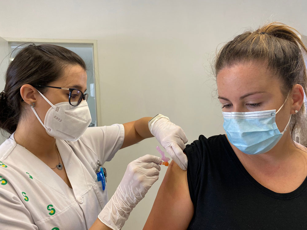 Castilla-La Mancha abrirá a partir de este lunes 23 de enero los centros de vacunación sin cita previa para COVID y gripe.