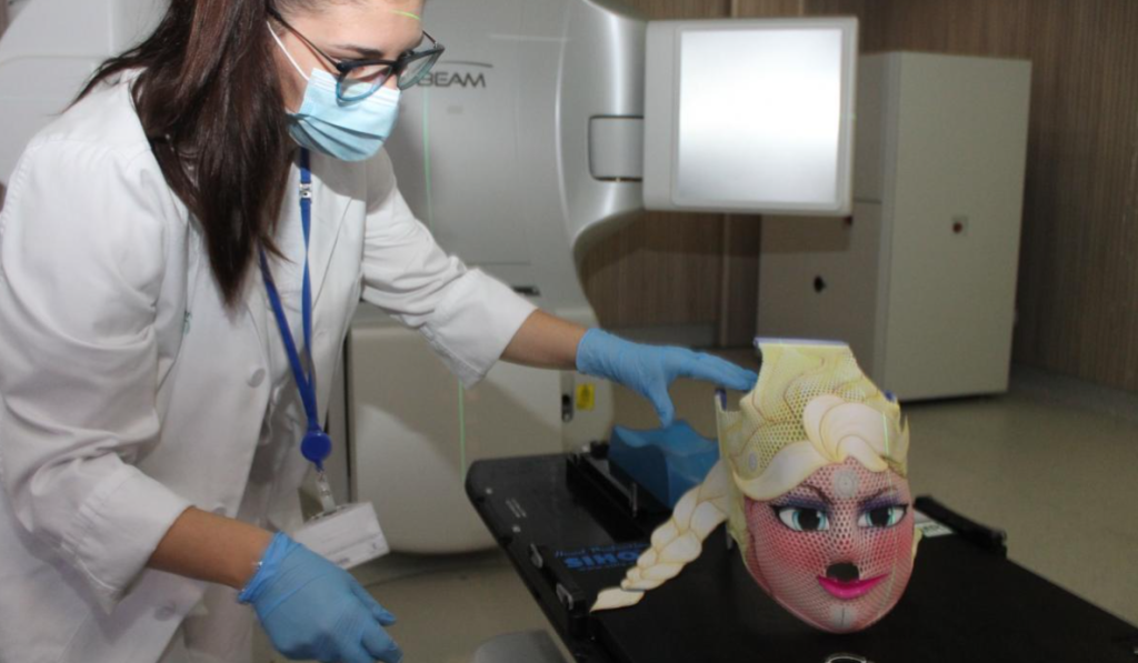 El Hospital Universitario de Toledo recurre a máscaras de superhéroes para disminuir el impacto emocional de los tratamientos.