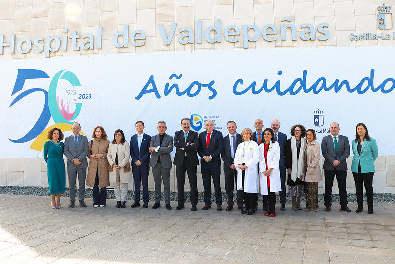 El Hospital de Valdepeñas, del que dependen más de 70.000 personas, ha celebrado su 50 cumpleaños con promesas de mejora. 
