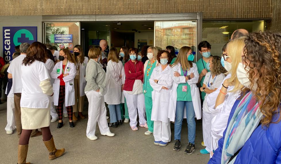Personal del Servicio de Urgencias del Hospital General Universitario de Albacete ha protagonizado hoy una protesta silenciosa en la puerta.