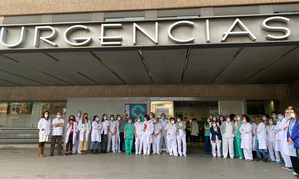 Personal del Servicio de Urgencias del Hospital General Universitario de Albacete ha protagonizado hoy una protesta silenciosa en la puerta. 