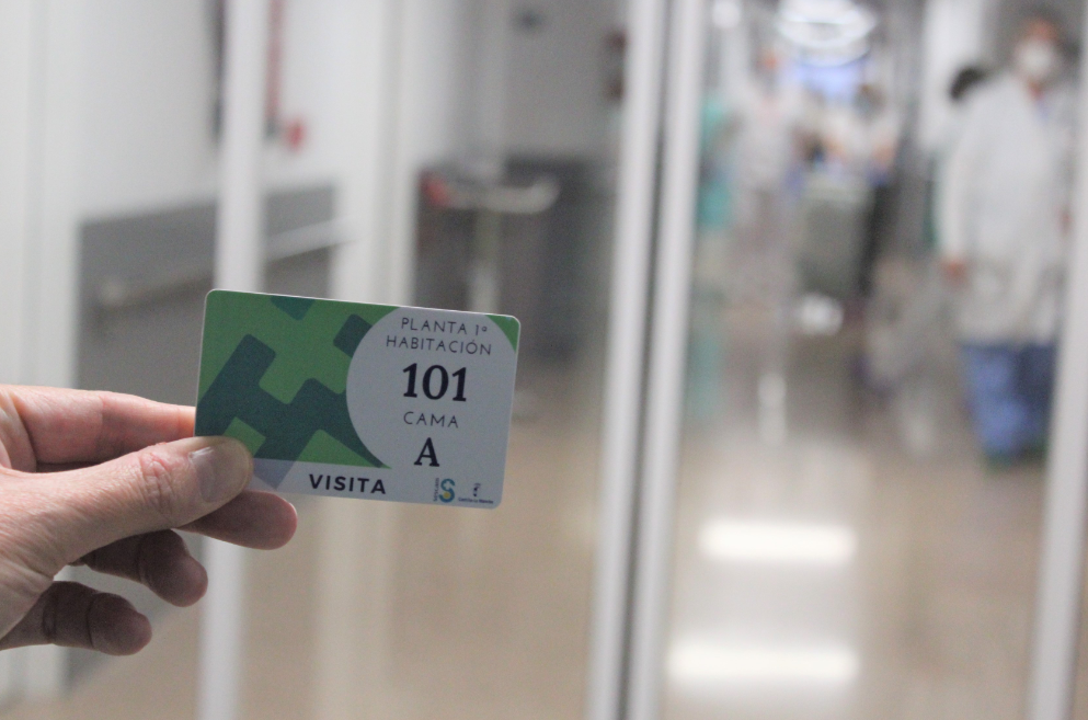 Las visitas tendrán que llevar tarjeta si quieren acceder a las plantas del Hospital de Hellín (Albacete). 