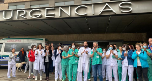 Cada día, a las 12 de la mañana, el personal de Urgencias del Hospital General Universitario de Albacete sale a la puerta para pedir medios.