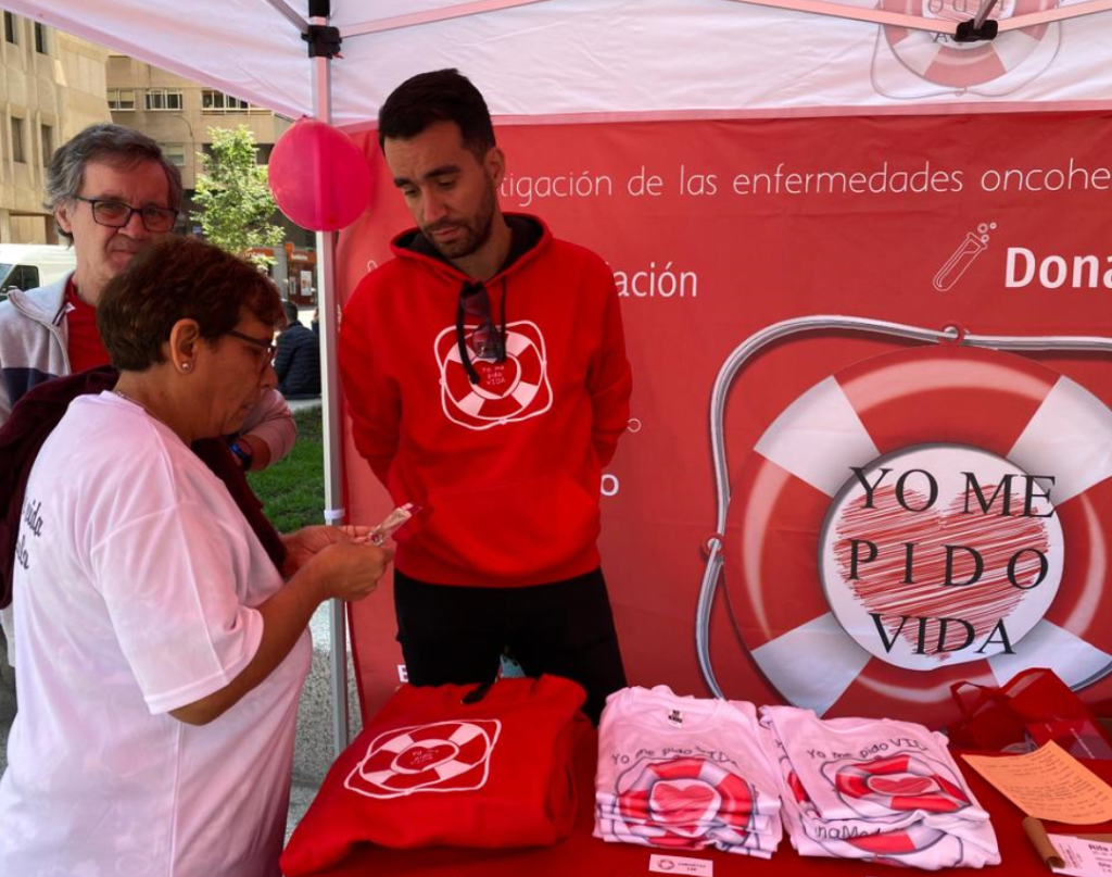 Cientos de personas han acudido este sábado a la Plaza del Altozano de Albacete en respuesta a la llamada de la asociación Yo Me Pido Vida, que ha lanzado una nueva campaña animando a la donación de médula ósea