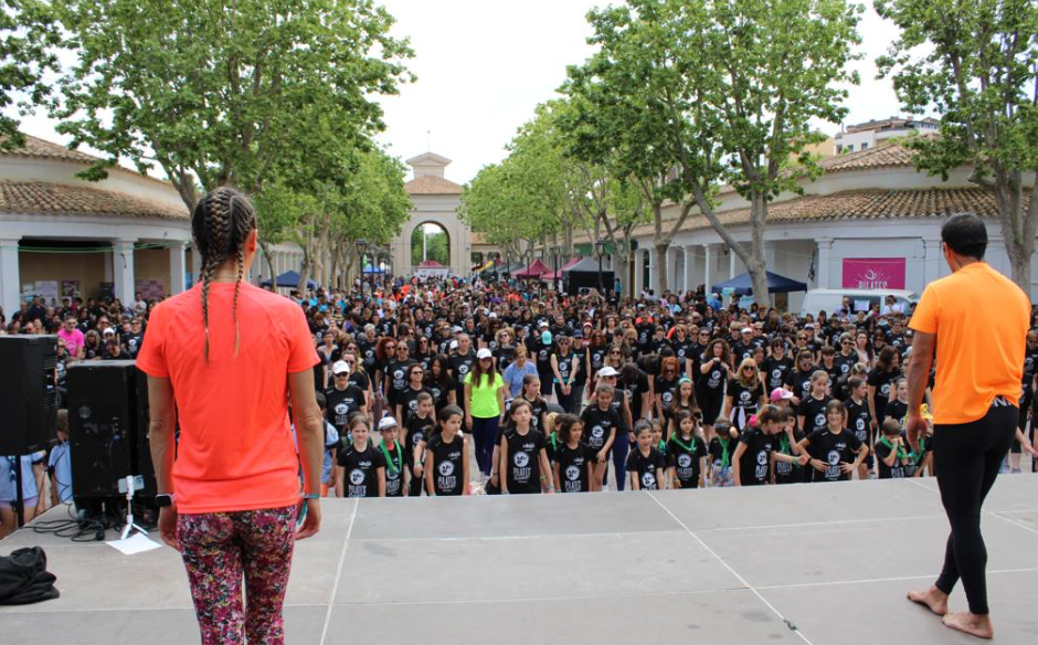 La séptima edición del Pilates Solidario por Afanion ha reunido a cientos de personas en el Recinto Ferial de Albacete.