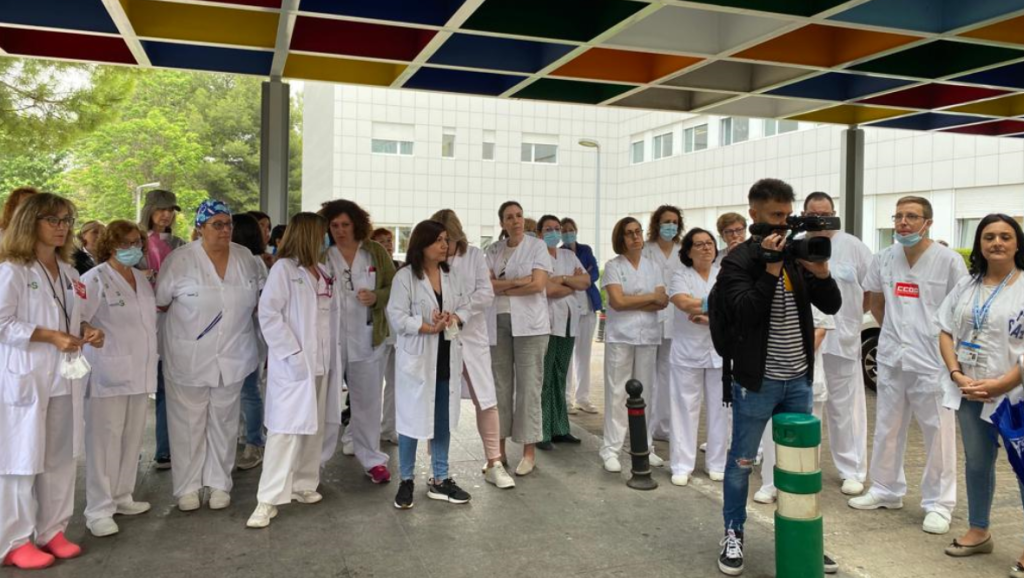 Concentración en el Hospital Perpetuo Socorro de Albacete para denunciar la última agresión sufrida por una compañera del Sescam.