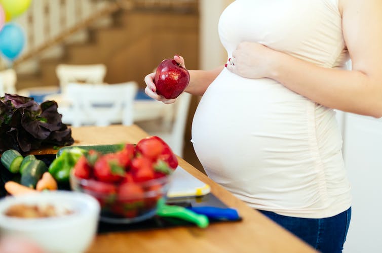 La dieta de la AHA prioriza el consumo de frutas, verduras, cereales integrales, pescado o nueces y legumbres y reduce el riesgo de aborto.