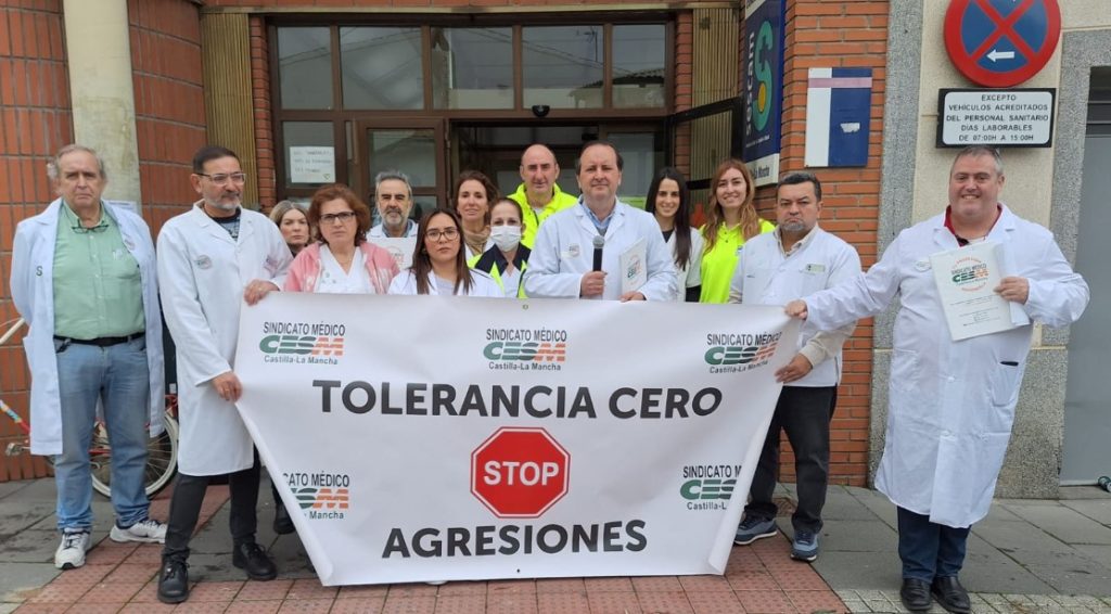 Los trabajadores del Consultorio Local de Torralba de Calatrava (Ciudad Real) se han concentrado para condenar la última agresión.